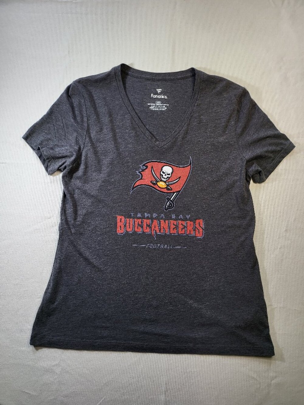Fanatics Tampa Bay Buccaneers Women's V-Neck T-Shirt – Heathered Charcoal Size L